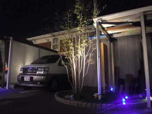 マイホームにおしゃれな駐車場を作ろう！照明付きで夜もおしゃれな雰囲気に【画像あり】