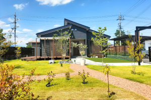 【施工事例】歩くたびに景色が変わる庭｜桧家住宅に似合う回遊デザイン